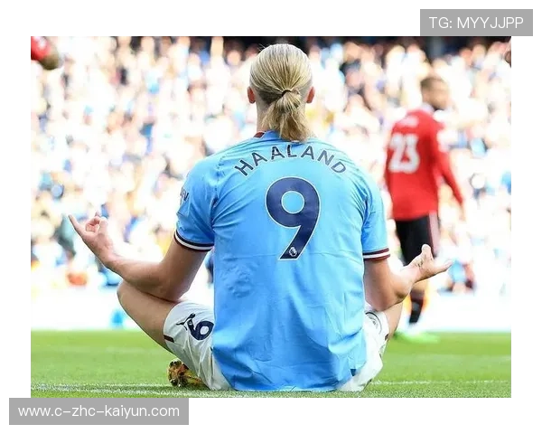 哈兰德在训练间隙为队友调试设备，细节彰显团队精神