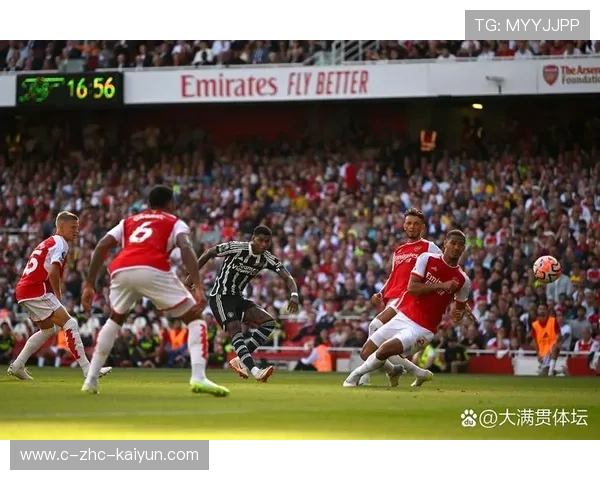 曼联直塞刺穿后防，拉什福德扣球后失去角度
